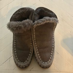 * Rubber & Faux Fur Trim
* Round-Toes with Whipstitch Trim